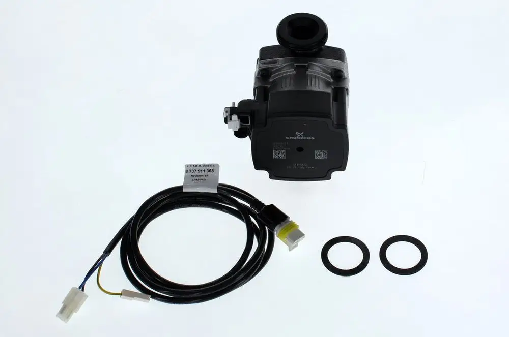Bosch-Pumpe mit schwarzem Gehäuse, Anschlusskabel und zwei Gummidichtungen. Sichtbar sind Modellbezeichnung und Barcodes auf der Pumpe.